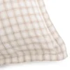 Funda de almohada de lino beige con patrón de cuadros.