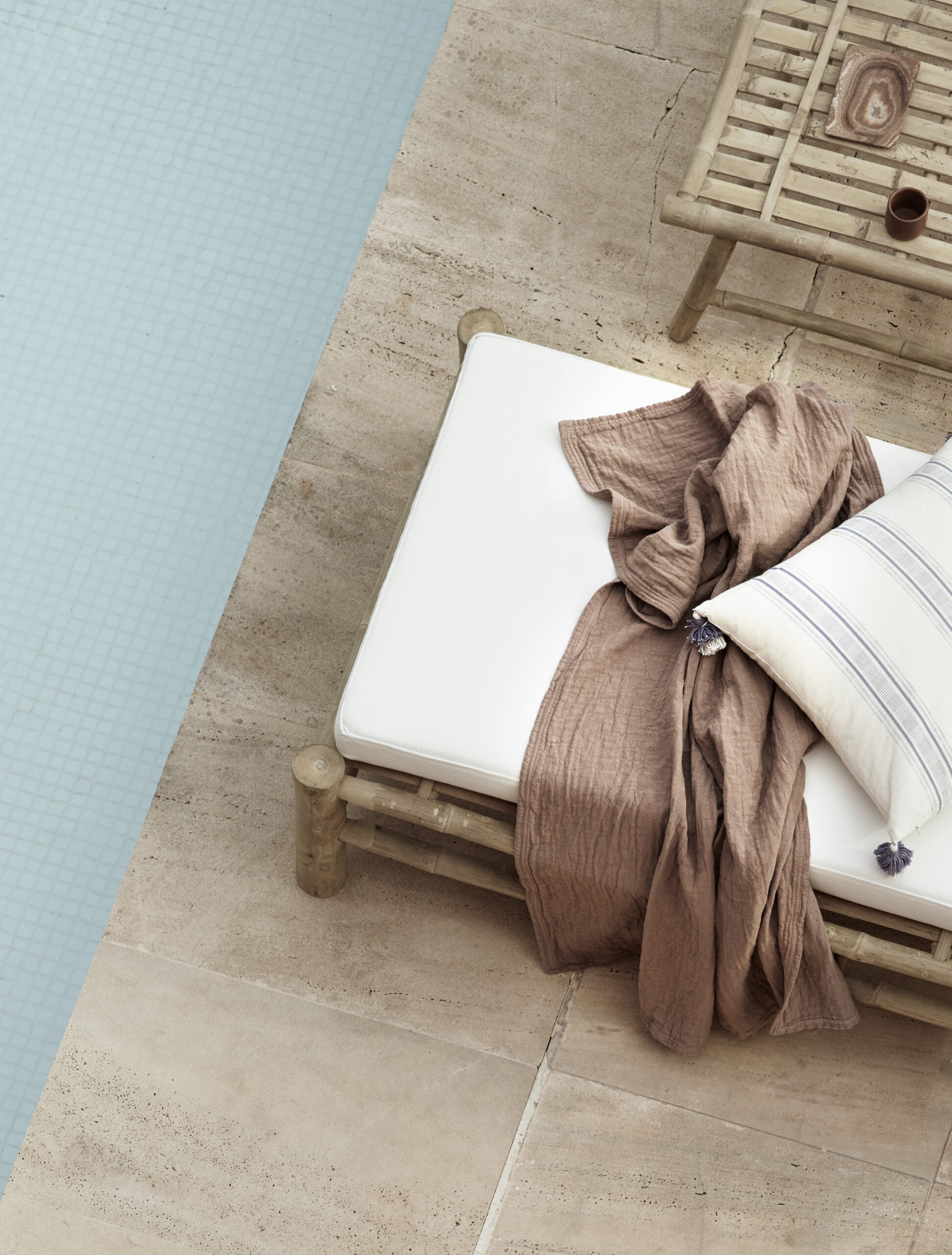 BAMBED-WHITE_BAMSLOWTABLE70_SLOWTASSEL50-NAVY_SLOWTHROW-CAMEL