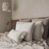 coussins-lin-COMICS-30x60-COPPER-50x70-CRUSH-55x110-plaid-COMEBACK-140x220-SNOWY-FARM-LIFE-abat-jour-suspension-IGLOO-ame-philo-villa-soma-fiche-produit-lit-profil