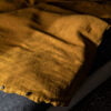 La Maison Barcelona 2024 Cama con ropa de cama gris y manta amarilla