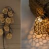 Lámpara decorativa encendida con diseño de malla de cuerda, colgada en una pared