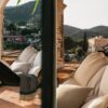 xr:d:DAFZOdDxq0w:534,j:1312097913997755410,t:24041109 Hamaca de tela beige con almohadas, vista desde una terraza con vistas a las montañas