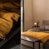 plaid edredon canvas Cama con ropa de cama gris y manta amarilla