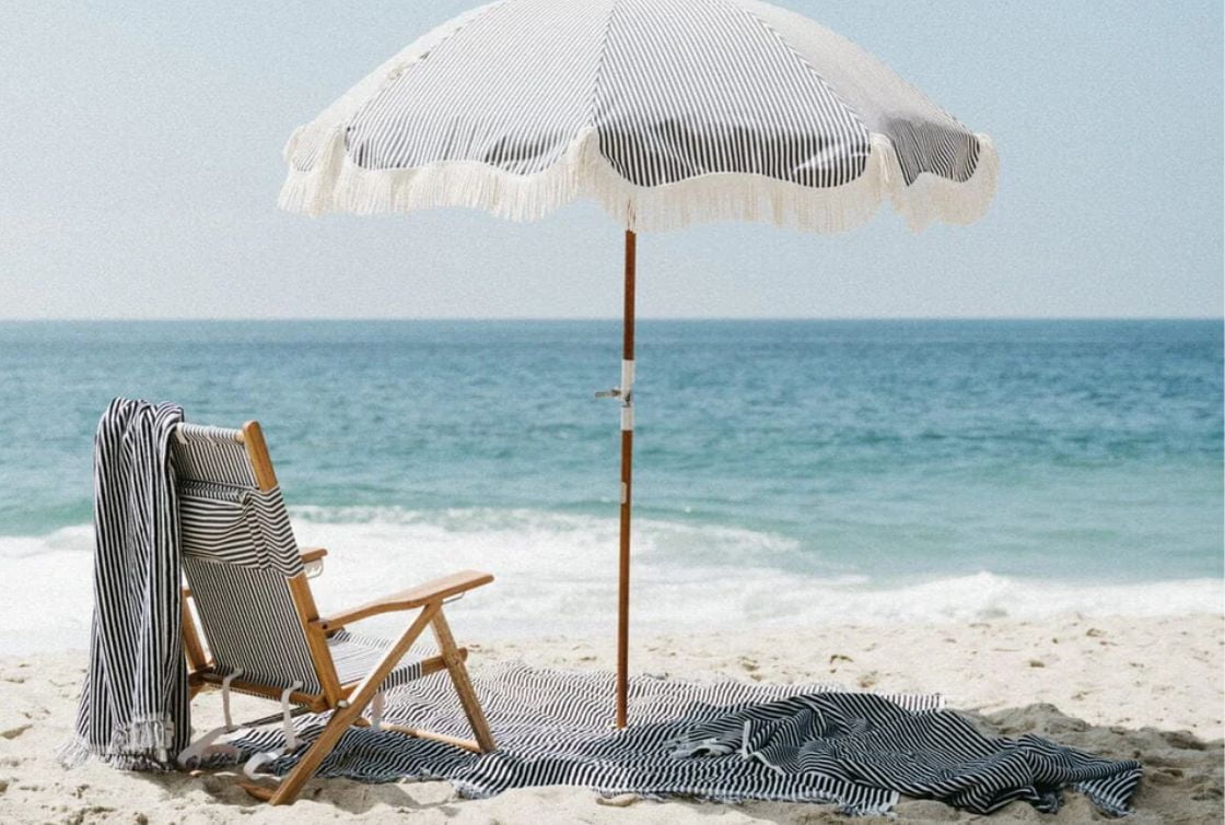 Sombrilla de playa en la orilla del mar de La Maison Barcelona, proporcionando sombra y estilo